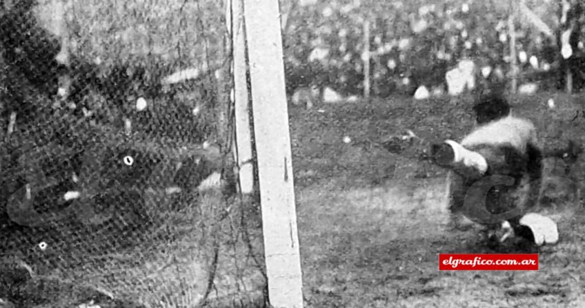 El bravo Américo ataja un cañonazo bajo.