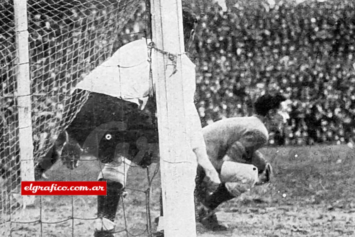 El “artillero” Petrone...lanzó un tiro de los que hacen época... bajo y engañador, pero Tesorieri estaba en su puesto, con esa expresión de tigre acorralado, blanco como el papel, que no lo abandonó en todo el encuentro.