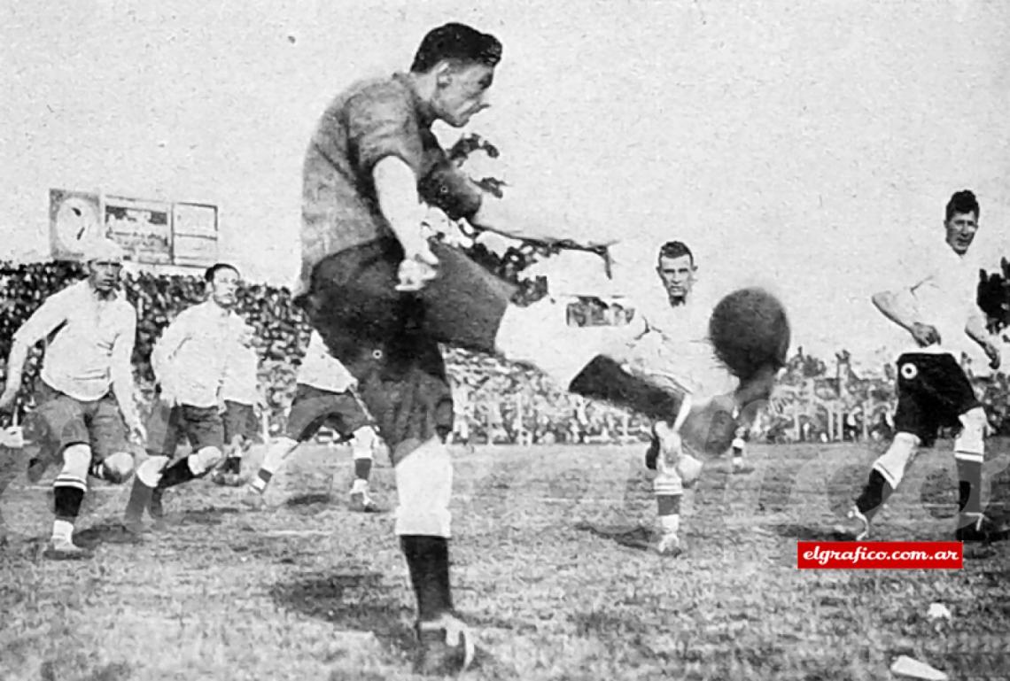 Imagen Barlocco, a la izquierda, reemplazante de Héctor Scarone, cruza la pelota facilitándole una cortada a Petrone, mas el “inglés” sale del arco y rechaza. 