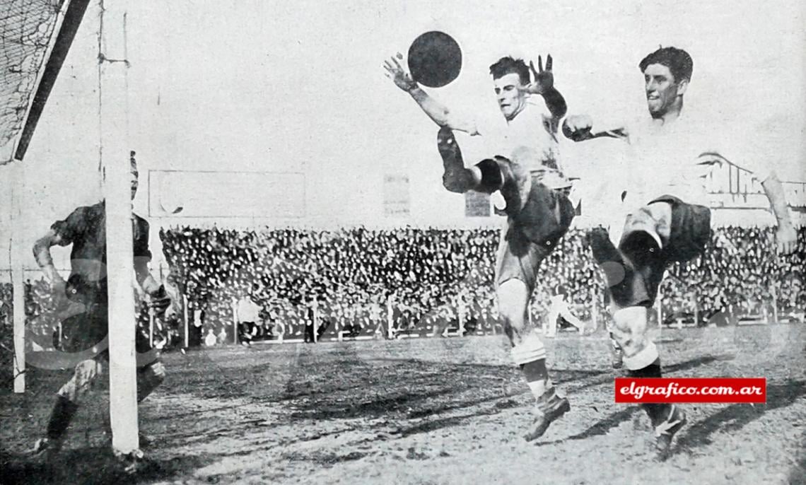 Imagen  Petrone y Cea solos y a dos metros de la valla argentina tampoco pudieron vencer al gran goalkeeper, quien, con acción felina, desvió el tiro. 