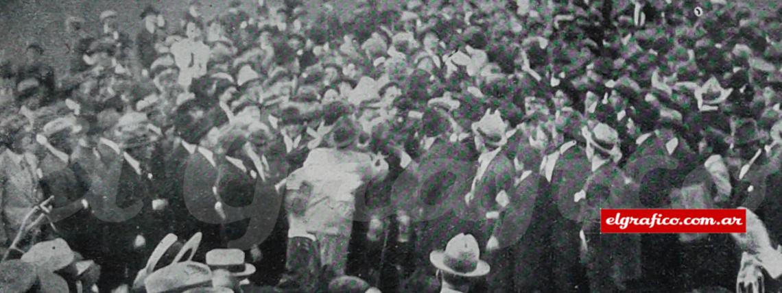 Imagen Terminado el partido, los jugadores uruguayos Romano y Zibechi, en un hermoso gesto deportivo, levantan en hombros a Tesorieri  y van a presentárselo al presidente de la República. Tesorieri, extenuado   pide un descanso durante la marcha .