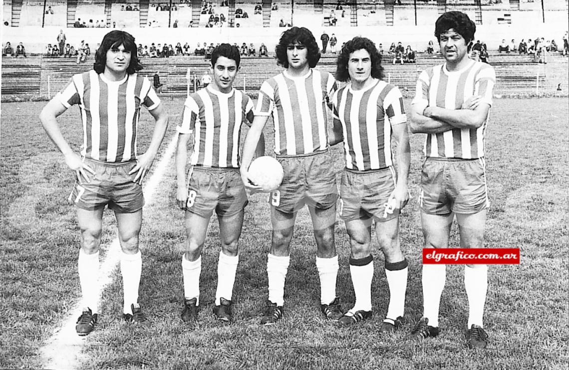 La delantera de Instituto 1973: Saldaño, Ardiles, Mario, Beltrán y Willington.
