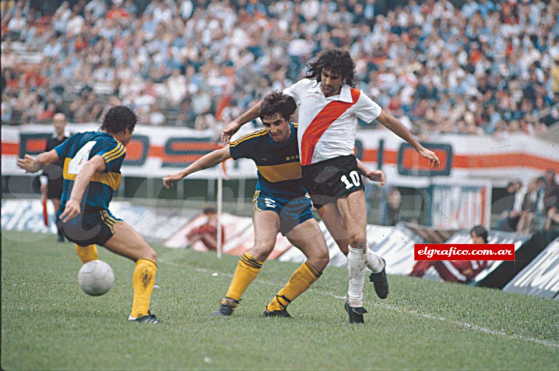 Imagen Su paso por River en 1981, jugando un superclásico.