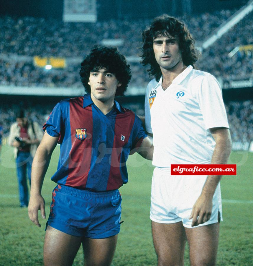 En España enfrentando a Maradona cuando jugaban para el Barcelona y el Valencia.