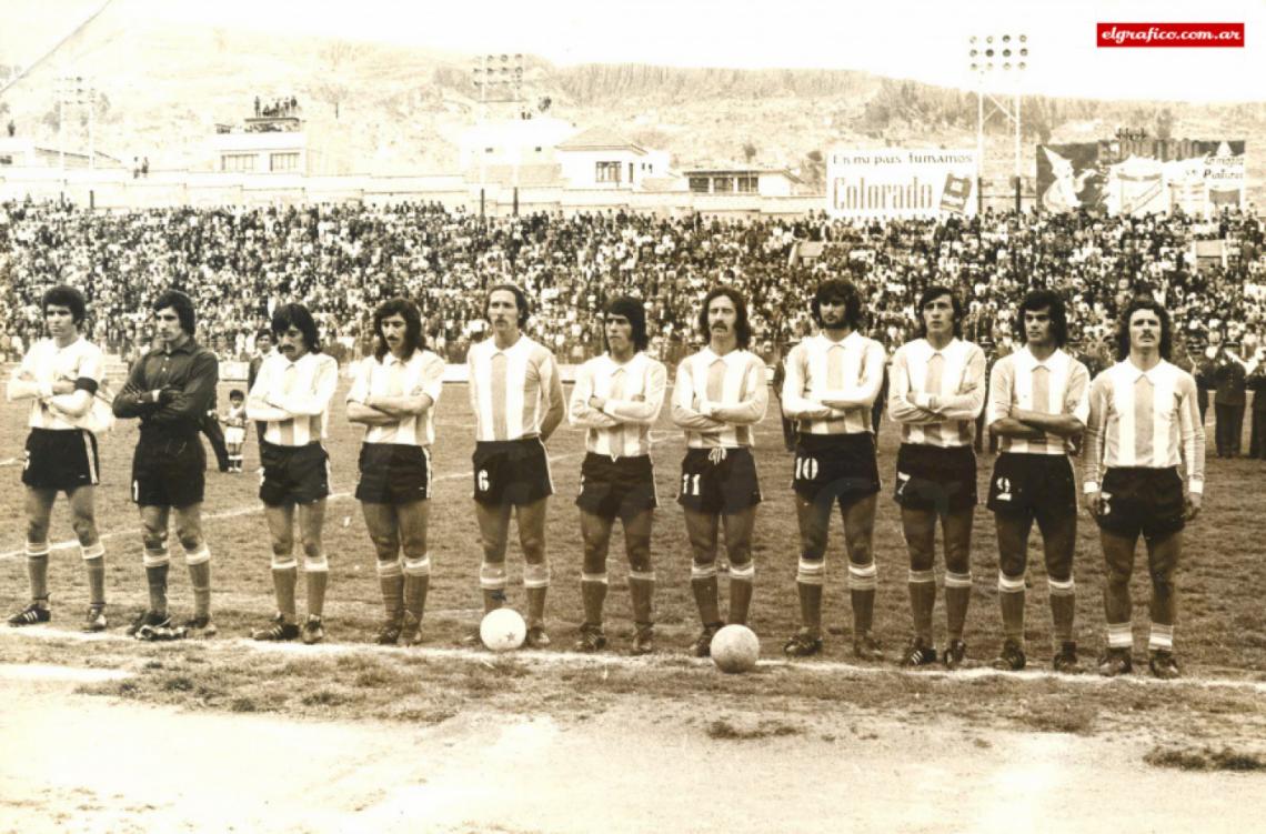 Imagen En la Selección "fantasma" en La Paz en 1973: Telch, Carnevali, Glaría, Ayala, Tagliani, Galván, Poy, Kempes, Fornari, Bargas, Cortés