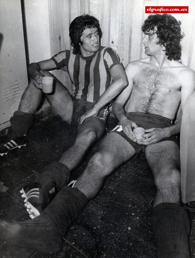 Imagen Roberto Cabral y Mario Kempes después de la batalla. En el 74 entre los dos hicieron en Central 59 goles. Con Bóveda formaron una de las mejores delanteras Canallas de la historia.