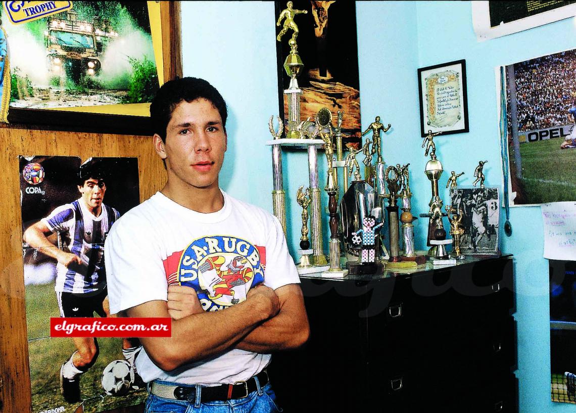 En su cuarto, sus primeros trofeos y el póster de Diego. Foto: Hector Maffuche