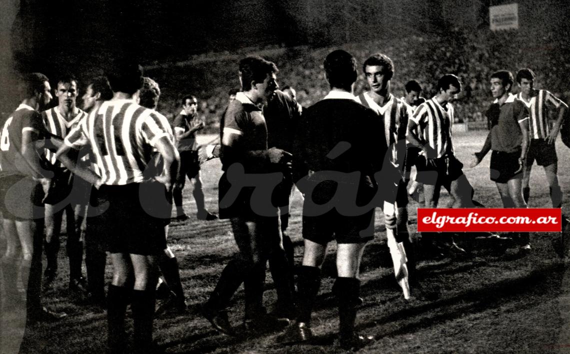 Imagen Los jugadores de Independiente y Estudiantes tratan de entender lo inexplicable.
