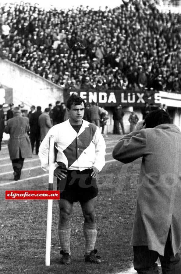 Imagen 1965. Oscar Mas es fotografiado en la previa de un Superclásico disputado el 4 de julio y que sería para Boca en un triunfo por 2 a 1.