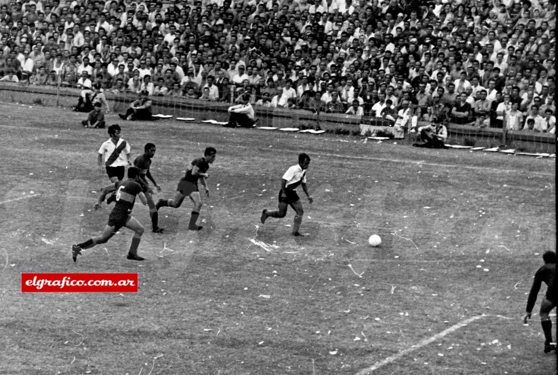 Imagen 1969. Mas arremete contra el arco defendido por Roma y es perseguido por toda la defensa xeneize en el triunfo de River por 2 a 1 por el Metropolitano.