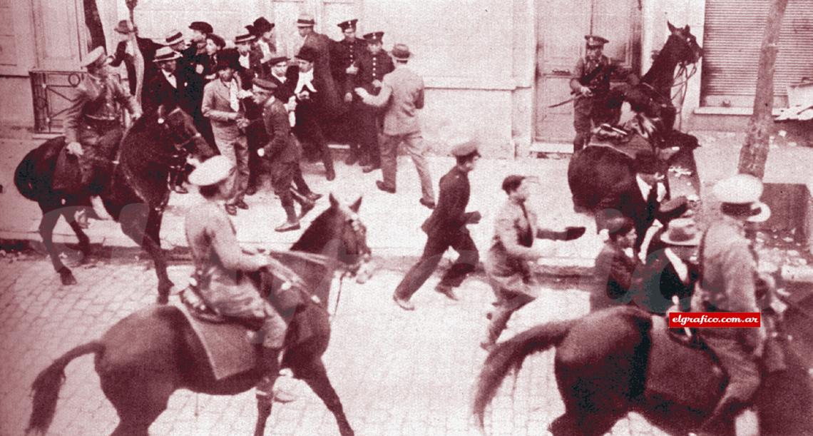 Imagen La policiía montada intentando despejar el disturbio.