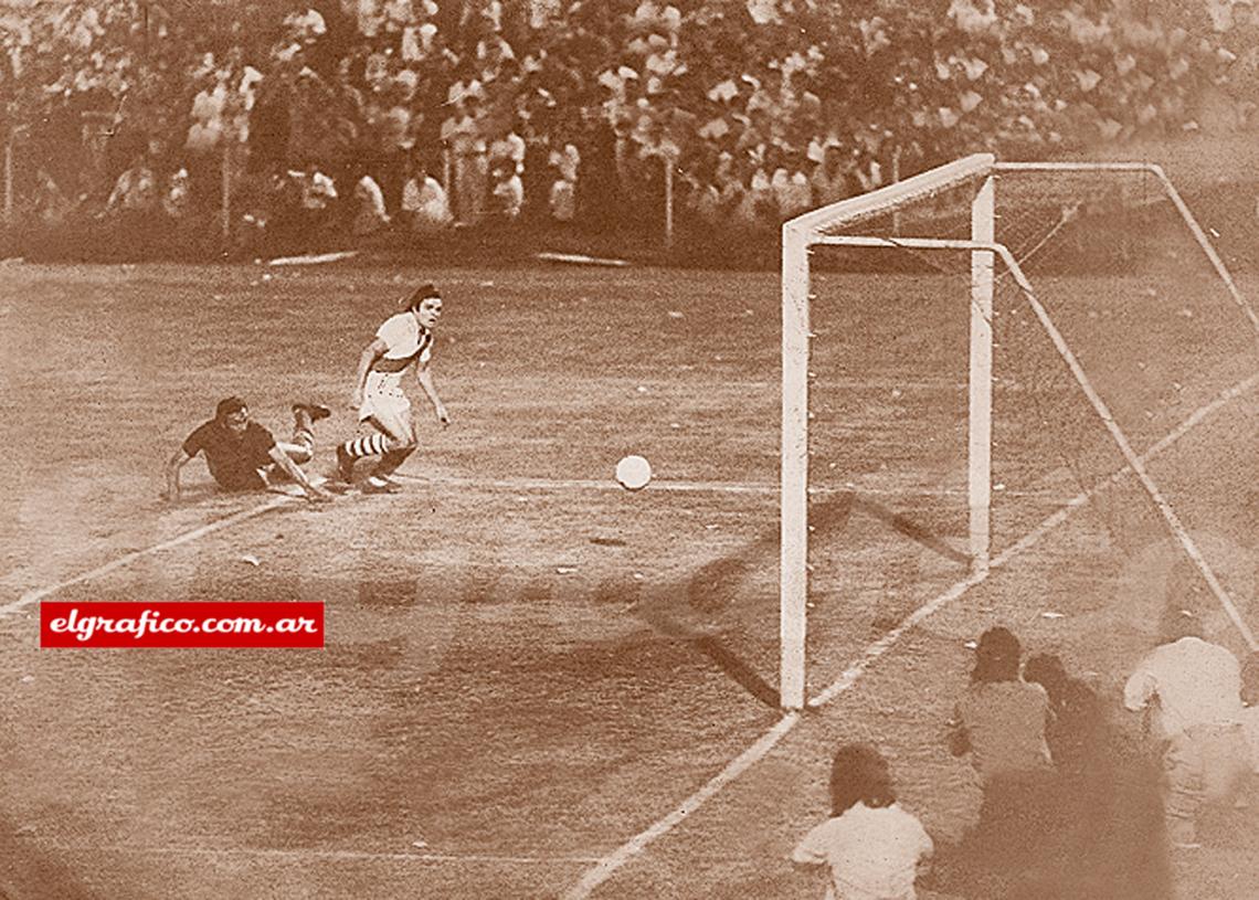 El segundo gol anotado por Joaquín Martínez, tras superar al Loco Sánchez