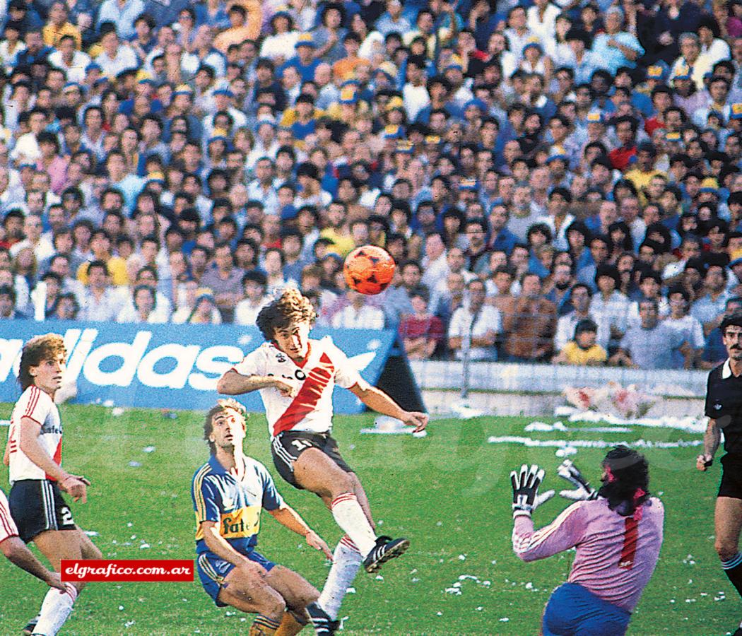 Los ojos abiertos del Beto en el cabezazo, superando a Higuaín y a Gatti. Fue el segundo.