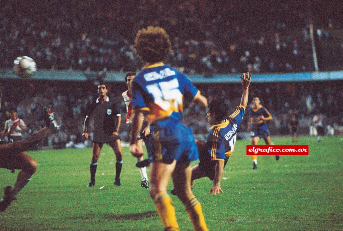Golazo de Gambeta Latorre por la Libertadores.
