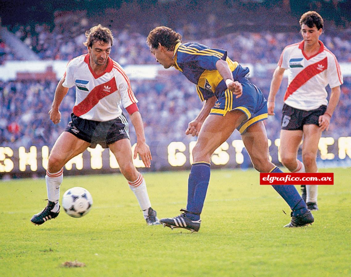 Jorge Nicolás Higuaín y Roberto Cabañas jugando "con el cuchillo entre los dientes".