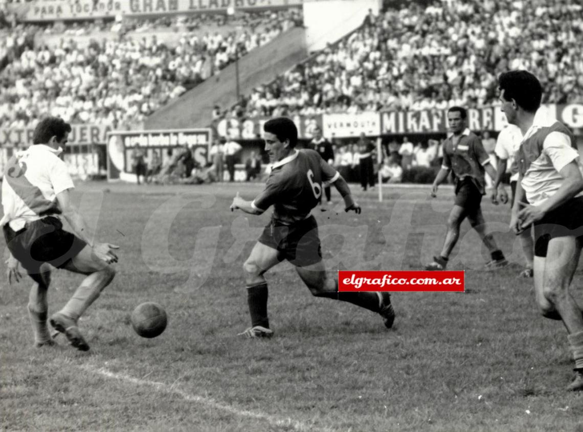 Imagen Arribó a Independiente en 1960, aquí se lo puede ver jugando un clásico contra River en el Monumental.