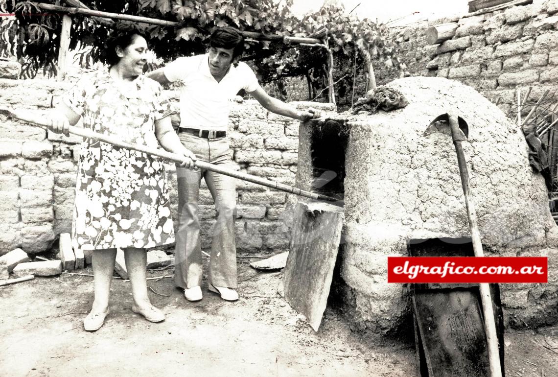 Con sus costumbres tan provincianas…Doña Dolores, la madre, en el rito que le viene de lejos…Todo eso que el hijo se llevó a la ciudad…
