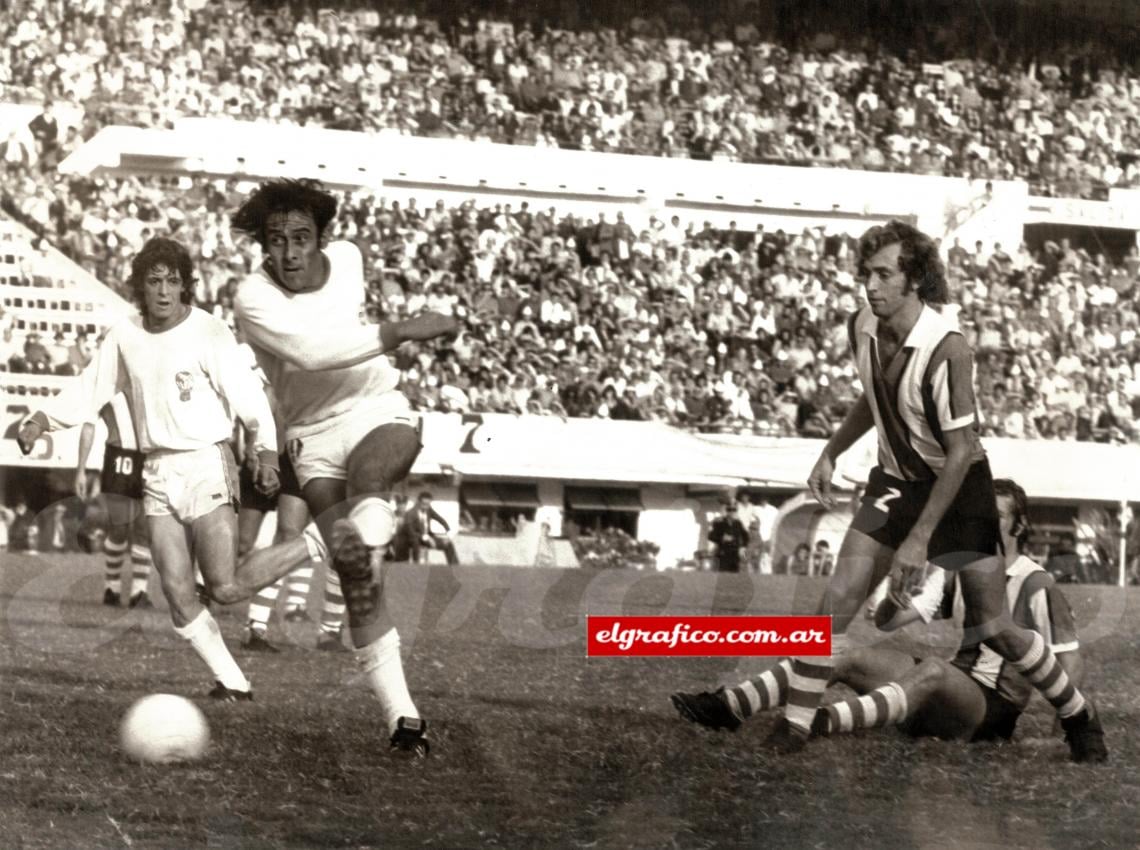 Imagen Un año después de esta nota, toda la potencia de Roque Avallay en el ’73 frente a River. Acompaña Housemann, lo sufren Wolff y Merlo. Ese año Huracán salió campeón Metropolitano con un equipo inolvidable.