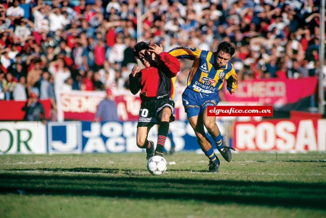 En su primer clásico de Rosario luchando contra Manso.