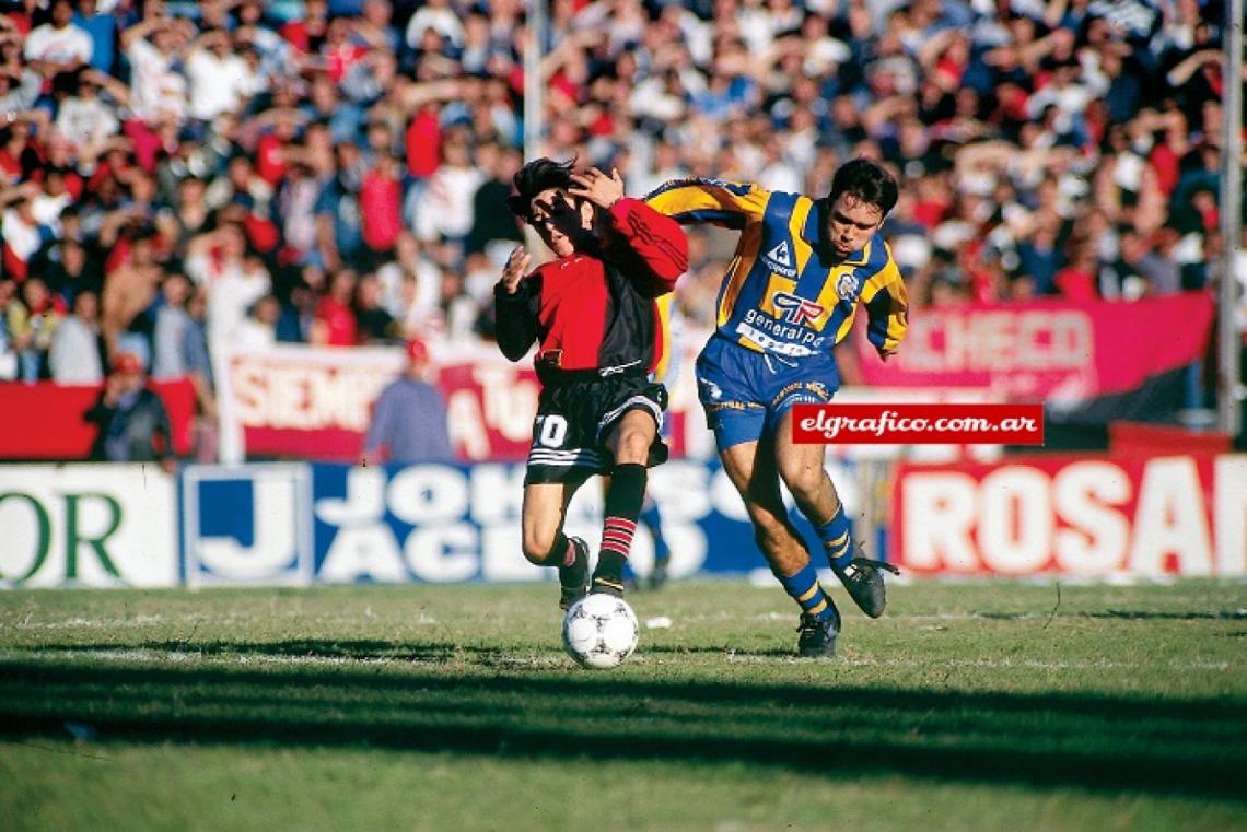 Imagen En su primer clásico de Rosario luchando contra Manso.