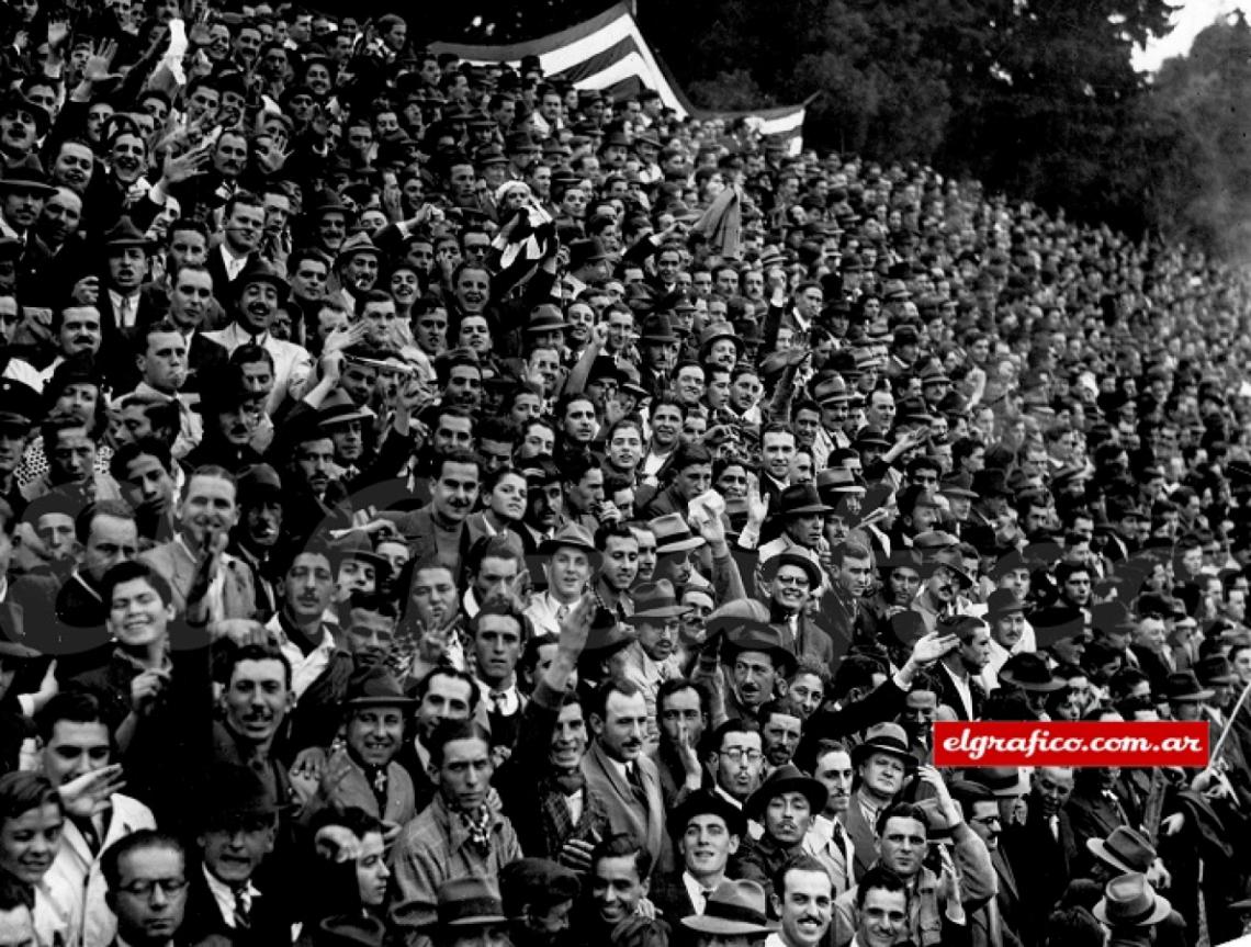 Imagen 1941. El célebre fotógrafo Garabito (Palazzo),  de El Gráfico,  sacó esta excelente retrato de una hinchada.
