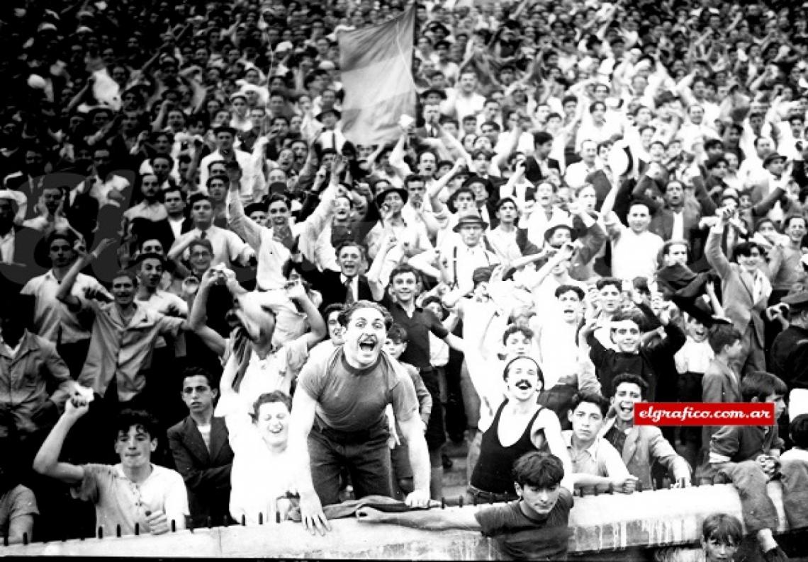 Imagen 1962. Los hinchas xeneizes en la Bombonera.