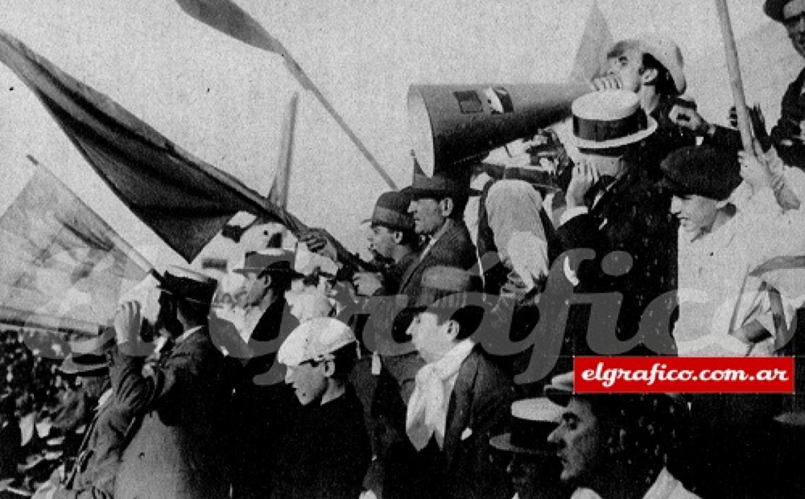 Imagen 1930. La barra de la popular (con "megafono" y todo) en el partido final entre Gimnasia (LP) y Boca, donde el Lobo se consagró campeón de Primera 1929  (torneo llamado Copa Competencia) 