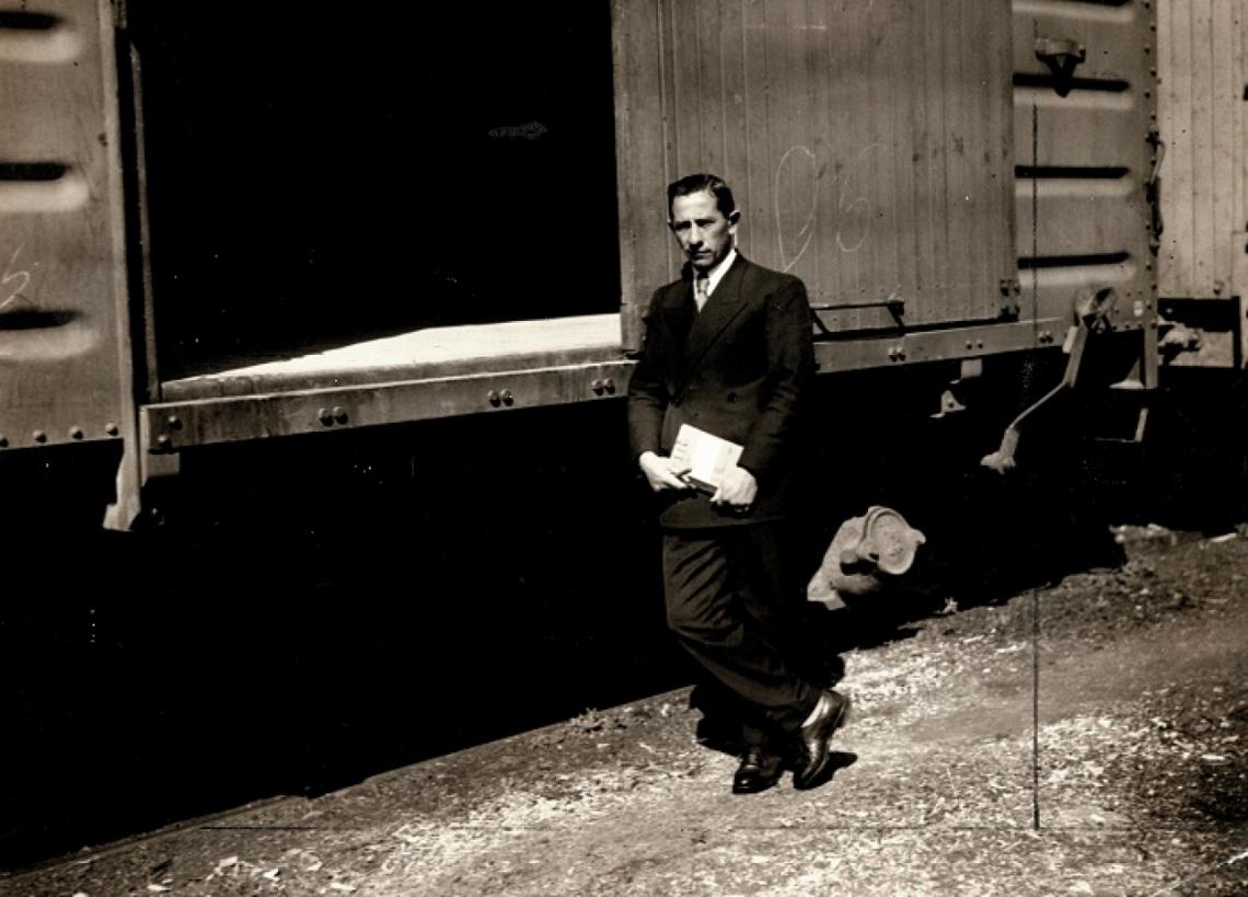 Imagen Francia en 1937 empilchado para la foto. Ya retirado, 13 años después de esta nota, volvió a trabajar en los Ferrocarriles. 