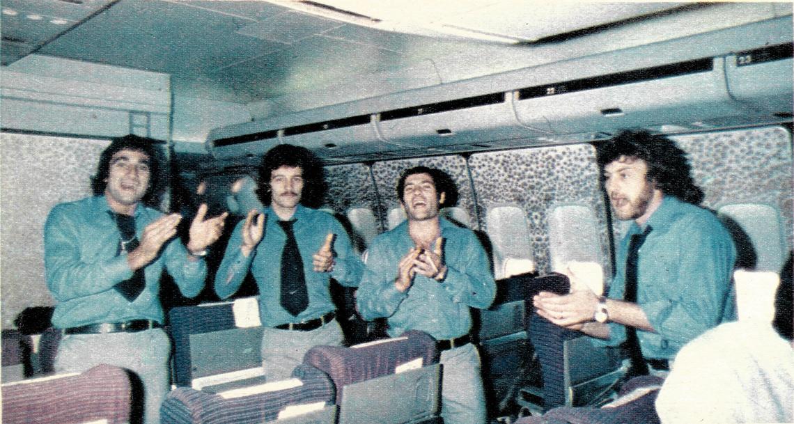 Imagen Un avión de Air France transportó al plantel Campeón hasta Ezeiza. En pleno vuelo, Tesare, Bordón, Mastrángelo y Ribolzi seguían festejando.
