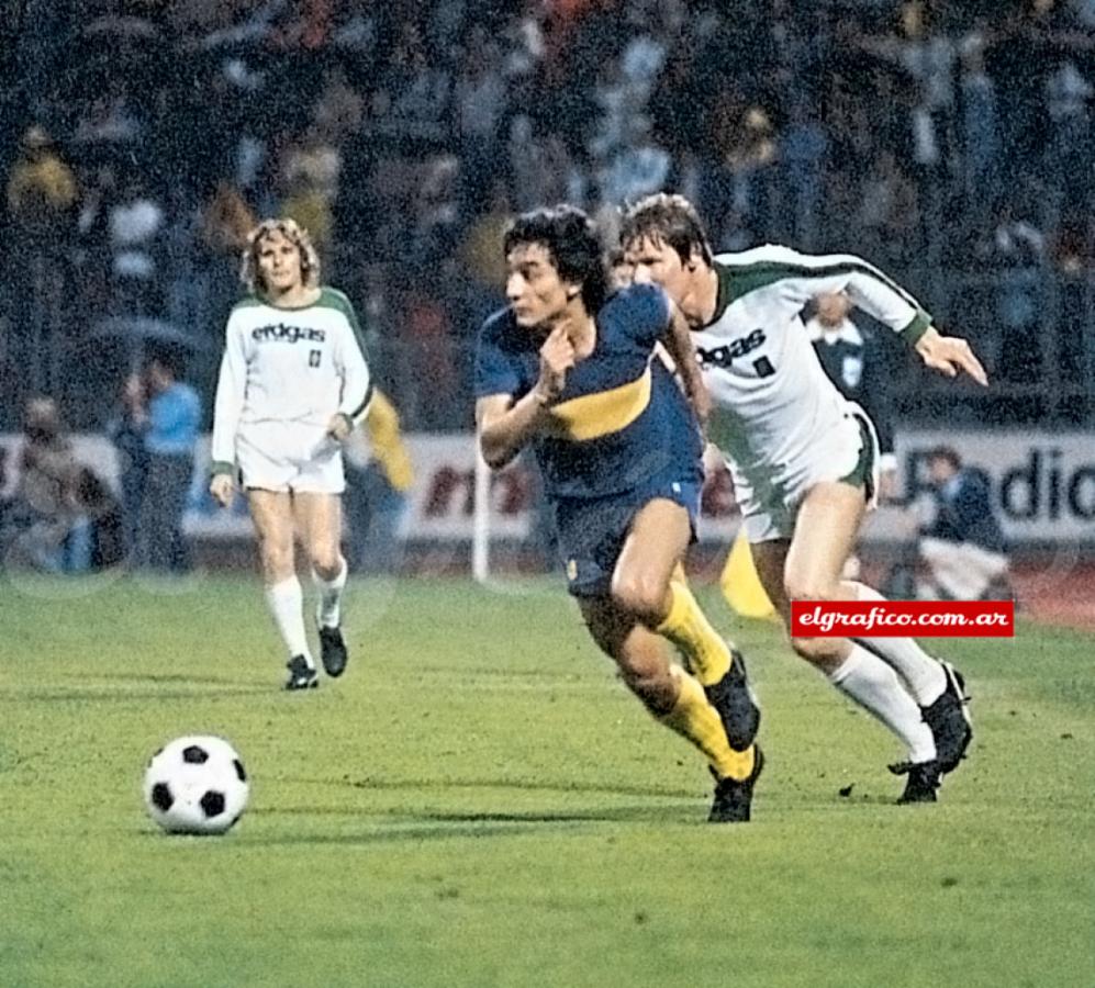 Imagen Salinas, la imagen del jugador de fútbol.Dejó atrás a un rival y levanta la vista para habilitar al compañero mejor ubicado.