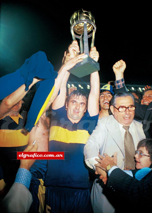 Imagen La Copa en las mejores manos. Eso barco merecía este capitán: Suñé. Al lado el presidente de Boca Alberto J. Armando