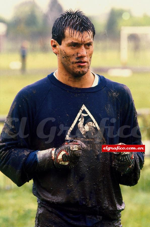 Imagen ¿Quien dijo que los entrenamientos de la selección eran livianitos? Contra barro y marea, Goyco protagonizó un ciclo memorable