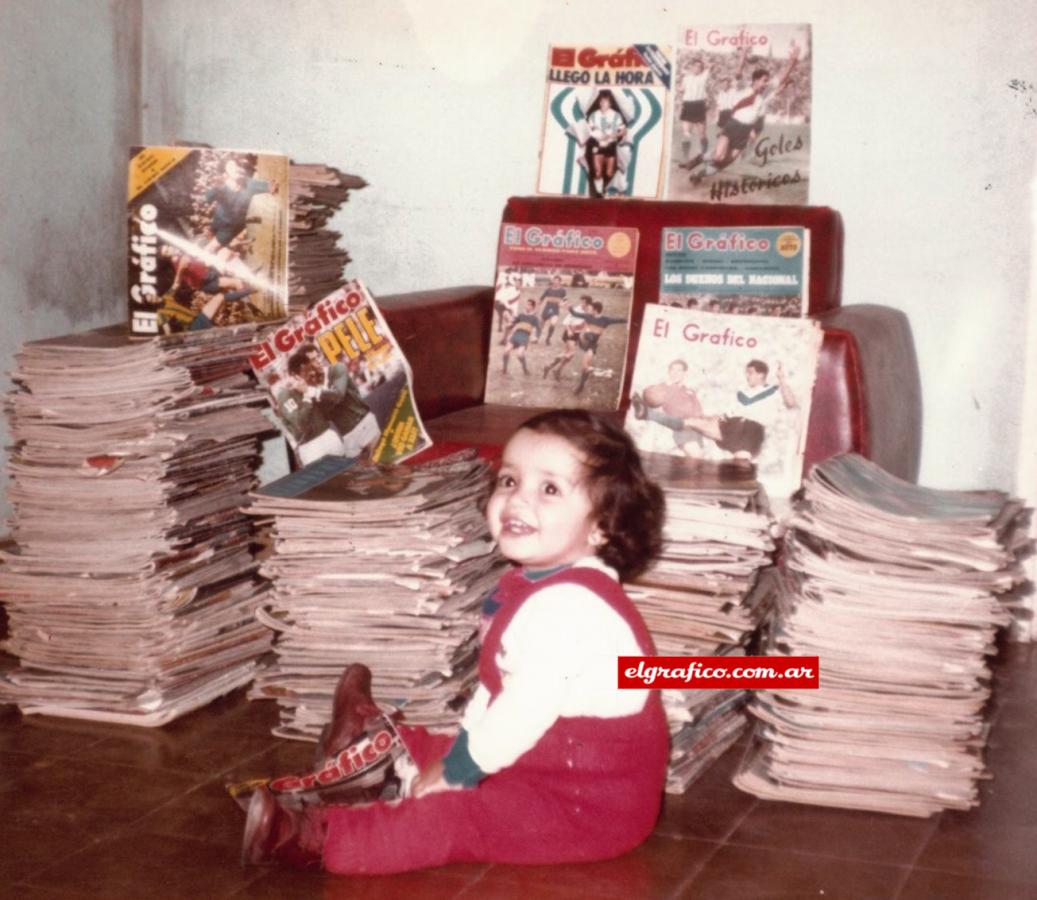 Imagen En 1983 nos llegó una foto con un angelito frente a la colección. ¿Habrá continuado la tradición familiar?