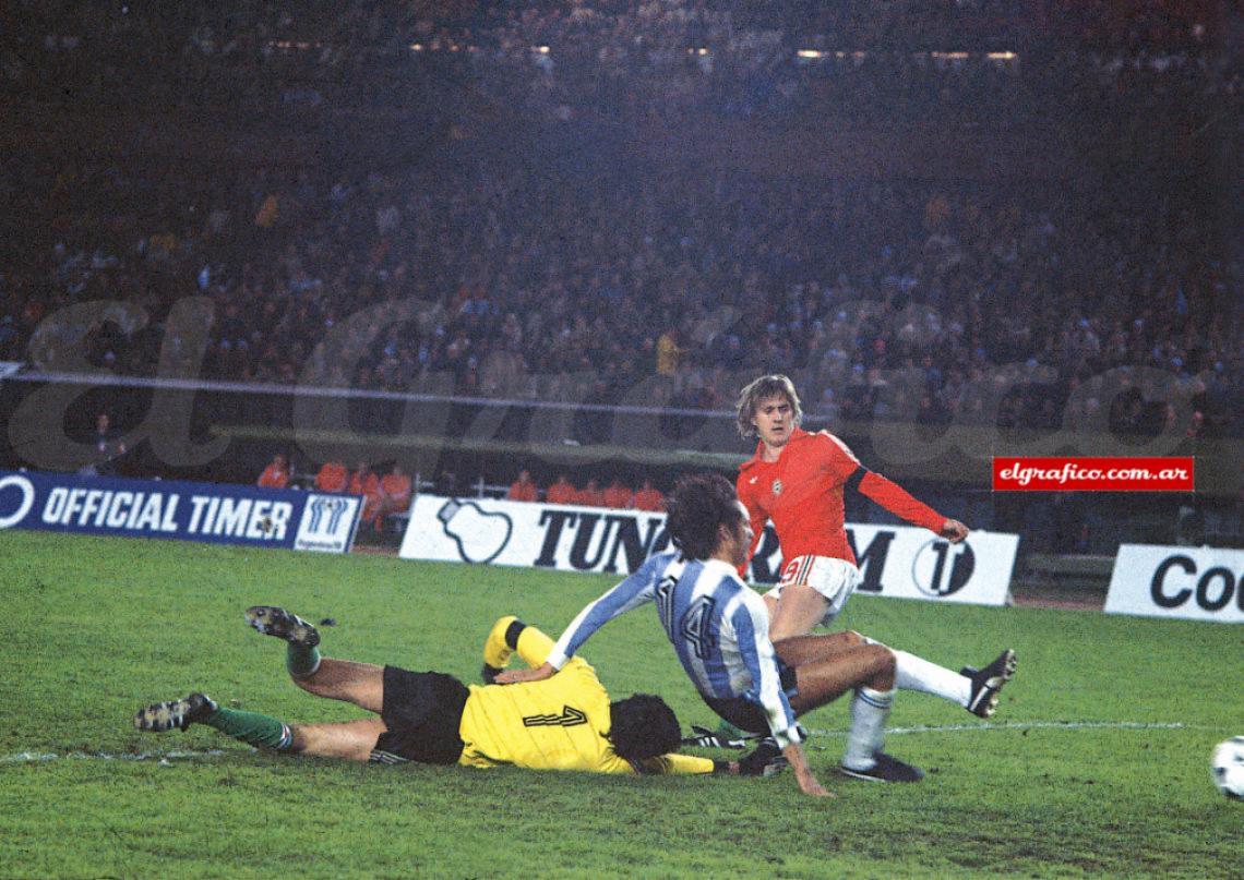 Luque convierte contra Hungría el primer gol argentino del Mundial 78.