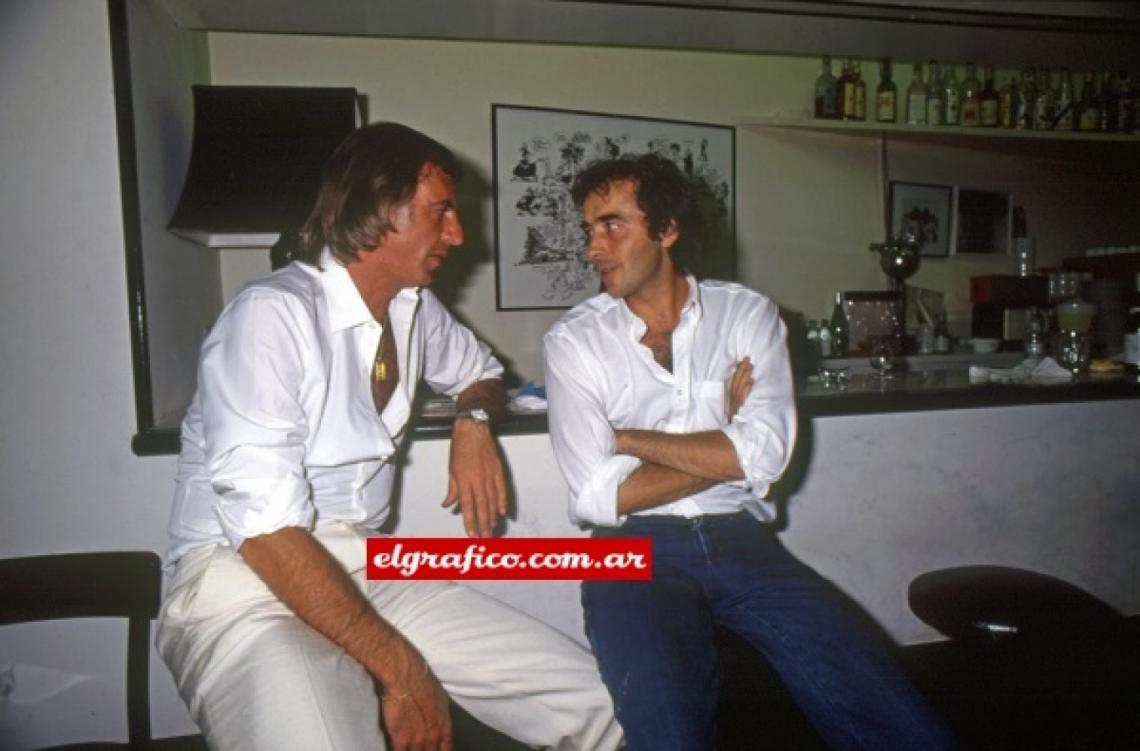 Amigos: Menotti y Serrat.