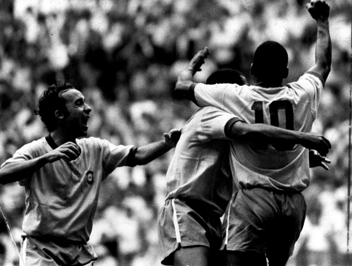Imagen Tostao y Pelé festejan el gol de Jairzinho ante Inglaterra, en la victoria por 1 a 0 en el Mundial de México en 1970.