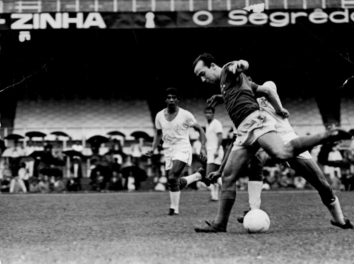 Imagen Partido entre Cruzeiro y Ponte Preta por el Brasileirao de 1971. Tostao organiza el ataque bajo la intensa marca del defensor.