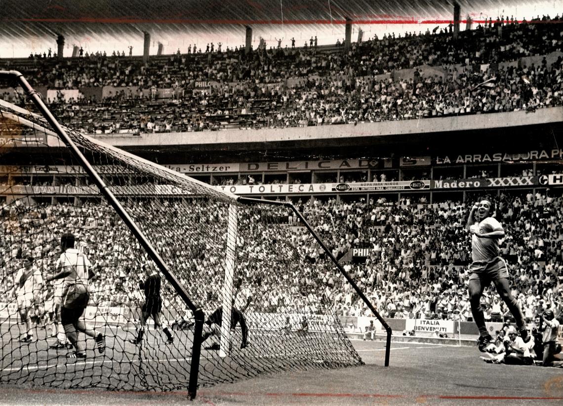 Imagen Festeja Tostao su primer gol ante Perú en el Mundial de 1970. En su rol de delantero goleador, aportó 2 goles para la victoria por 4 a 2. 