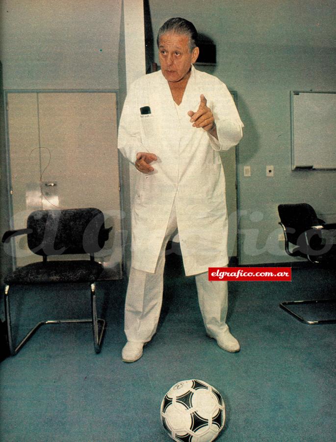 El Doctor con la pelota en los pies. "Mirá que yo he visto mucho fútbol,¡eh!". Foto. Luis Micou.