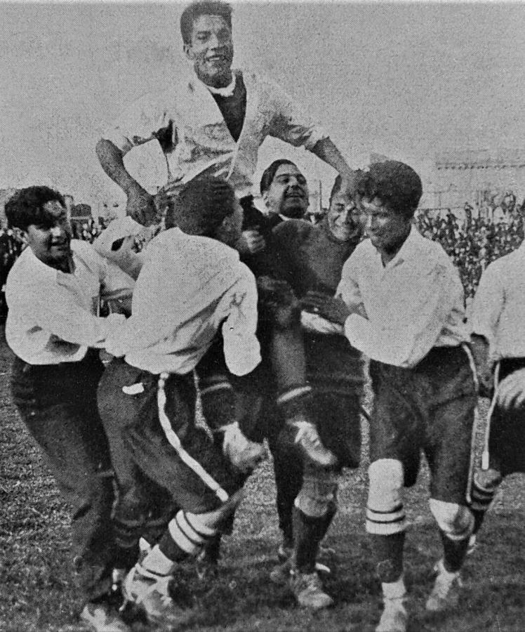 Imagen 1927. Después del gol del triunfo en el alargue frente a Rosario en el Campeonato Argentino, los compañeros de Segundo Luna no pueden contener la alegría y, levantándolo en andas, lo pasean por la cancha.