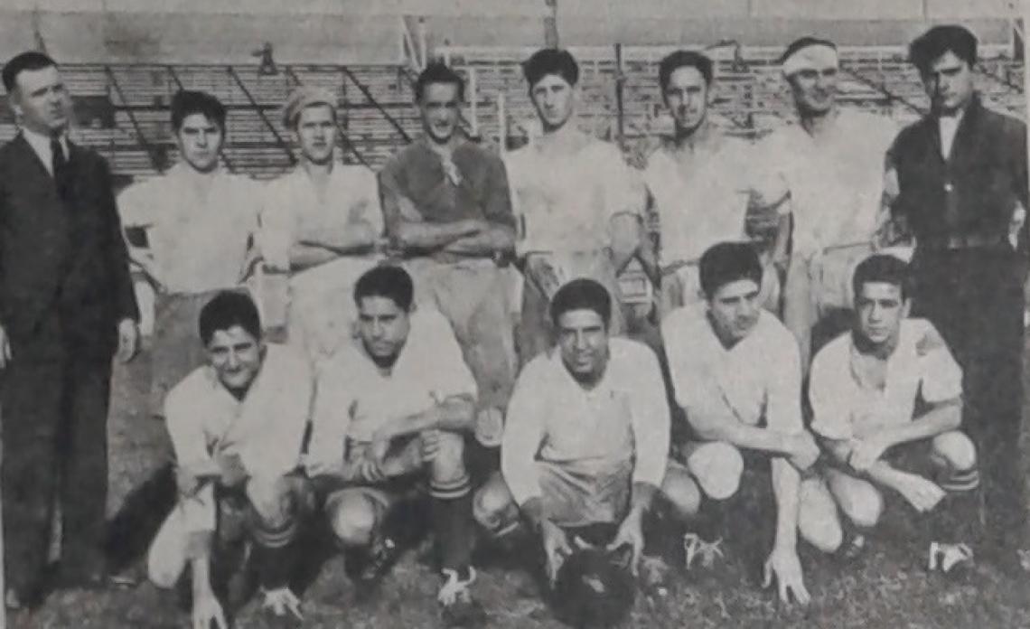 Cuarta división “de la mañana” ¿Hace falta que les diga que soy el segundo de los agachados, de izquierda a derecha? La foto está tomada de la vieja cancha de Alvear y Tagle.