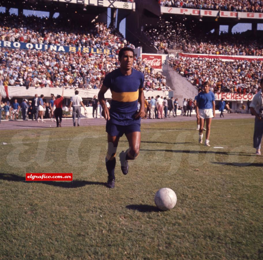 Imagen Jugó cuatro años en Boca Juniors ganándose el respeto de sus compañeros y de la hinchada, que le cantaba: “y ya lo ve, y ya lo ve... es el peruano y su ballet”.