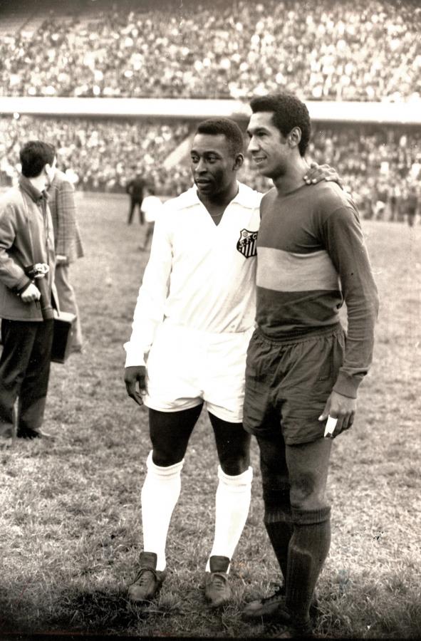 Imagen 25 de agosto de 1968. Encuentro amistoso entre Boca y Santos. Meléndez y Pelé posaron frente a las cámaras para inmortalizar esta imagen en lo que fue victoria xeneize por 1 a 0.