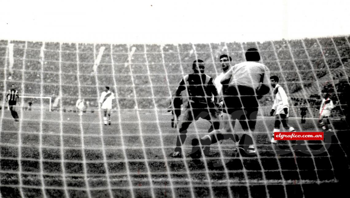 En el desempate de la final de la Libertadores en Chile. Frente a Amadeo con quien tuvo un duelo personal, del que salió ampliamente triunfador.