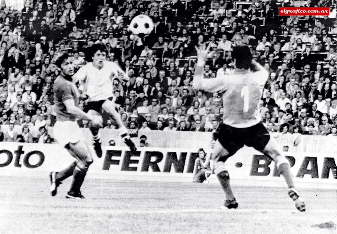 Imagen En 1974. Marcandole un golazo a Italia. Fue la figura de la Selección en el Mundial de Alemania.