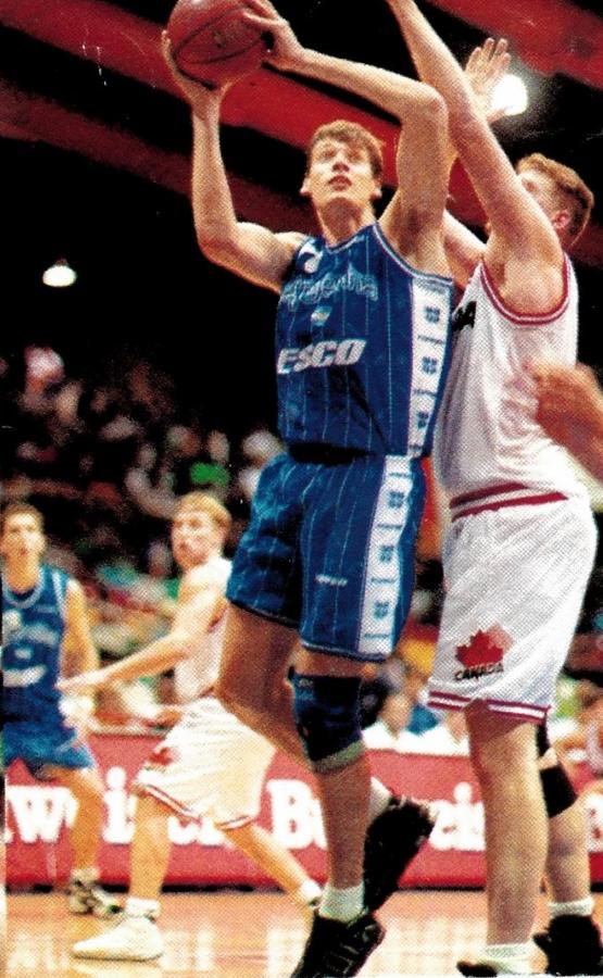 Imagen La jerarquía de Fabricio Oberto.  Enfrentó a rivales más altos -como el canadiense Mac Cullogh, de 2,15cm- y los superó.