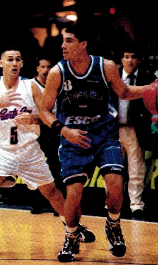 Imagen Lucas Victoriano, dirige al equipo desde la base. Detrás Guillermo Vecchio.