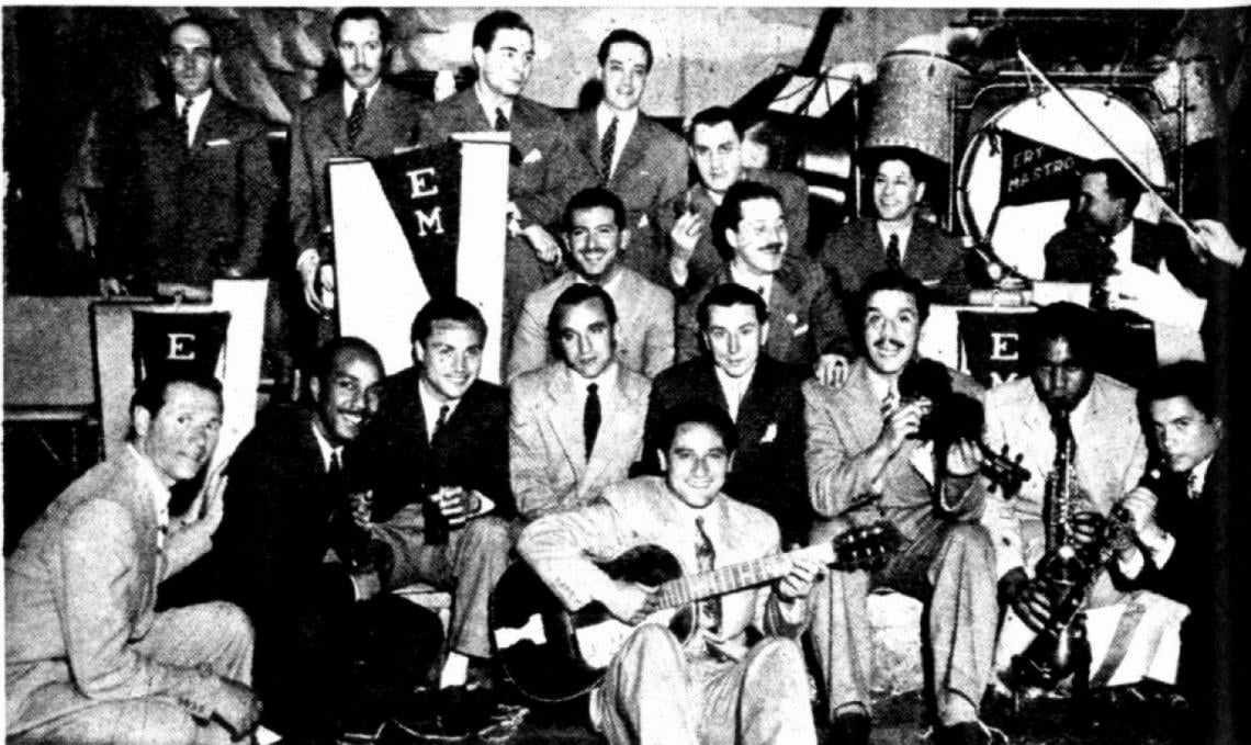 Imagen Ustedes deben encontrar aquí muchas caras conocidas: Waldemar do Brito, el puntero izquierdo Arregui, Antonio De Mare, Raimundo Orsi, Cadilla, Deambrosi y con la guitarra, en primer término, Adolfo Pedernera. Corresponde a algo que olvidara contarles: nuestra actuación como artistas de radio en una obra de Botta y Bronenberg titulada "Romance con oro y sangre", que se transmitió por Radio Mitre.