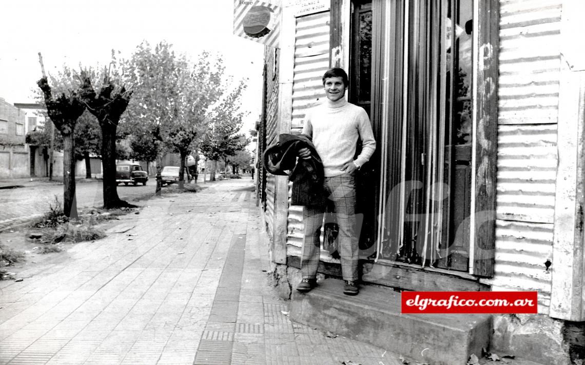 Dock Sud. El barrio de antes. La pinta y la expresión de Carlitos. La chapa y la madera. El almacén de la primera carambola. Allí empezó la historia.