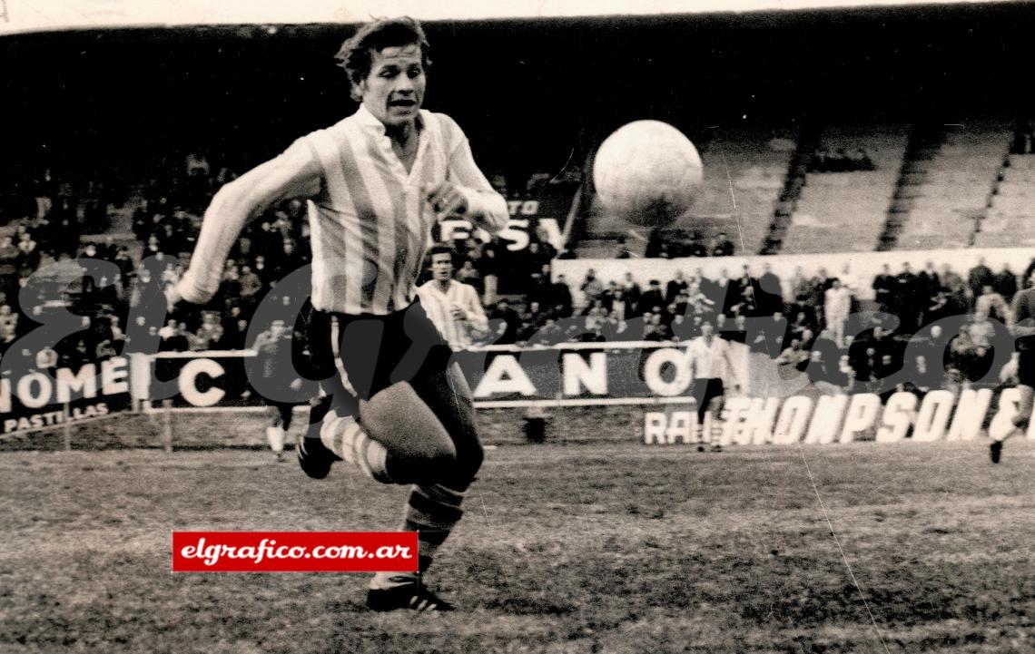 Jugando en Racing en su primera etapa, al año siguiente jugaría en Velez y volvería a Avellaneda en el 74.